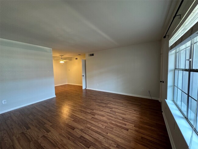 Foto del edificio - 2350 Bering Dr