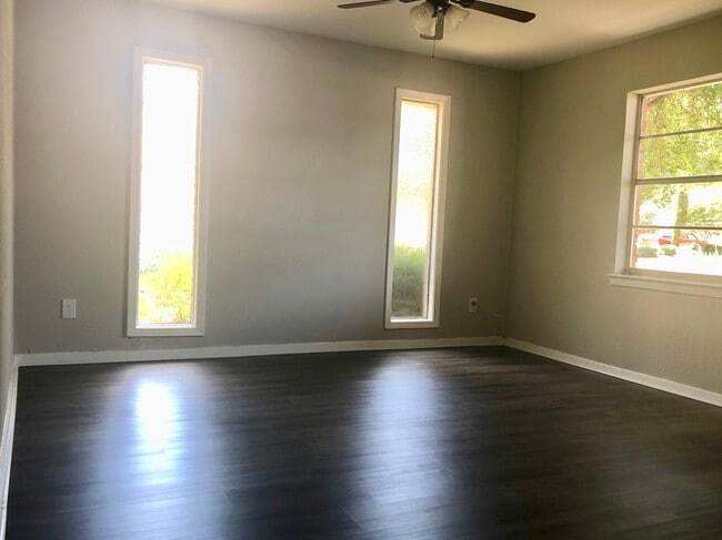 Building Photo - 4 Bedroom / 2 Bath / 2 Car Garage