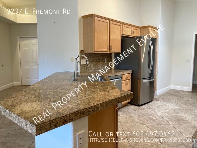 Building Photo - Ravenswood Gated Community!