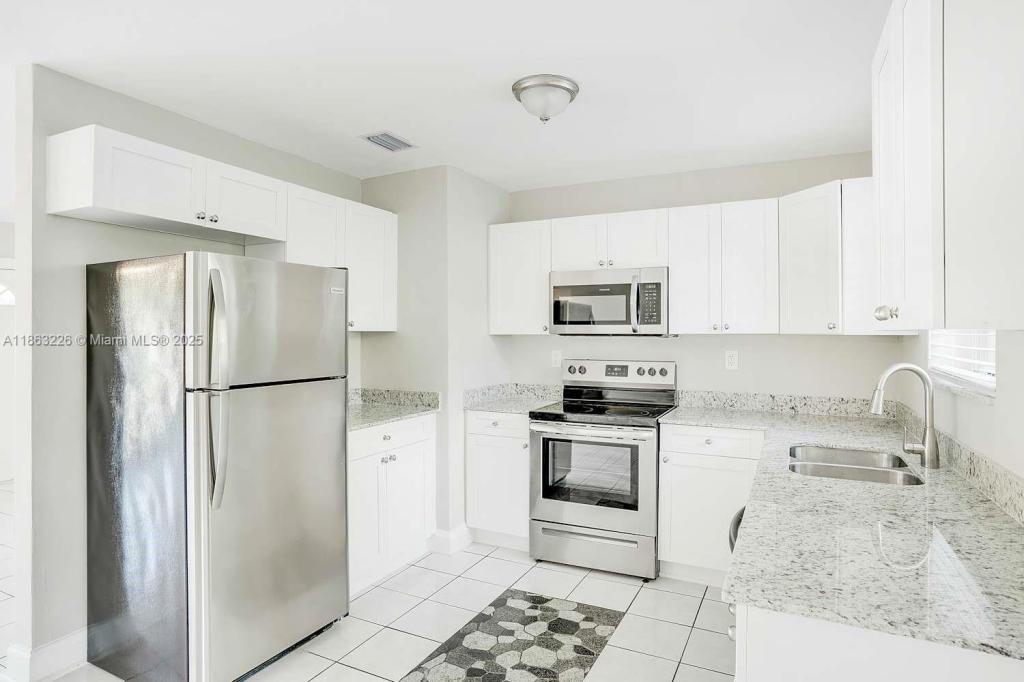 Foto principal - 2440 SW 5th Pl
