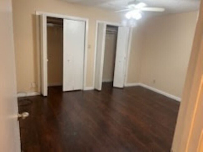 Foto del edificio - 121 Wildwood Dr
