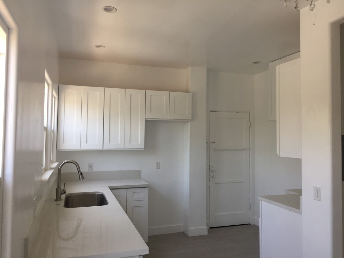 kitchen - 1503 1/2 S Sierra Bonita Ave