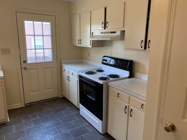 Foto del edificio - Riverdale Duplex Available July 2024