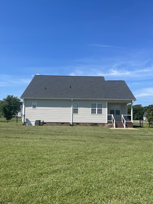 Building Photo - 204 Heron Dr