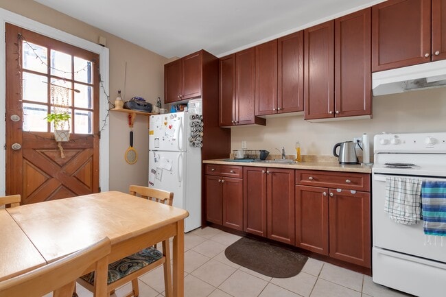 Building Photo - 2 Bed/1 Bath Spacious Rental