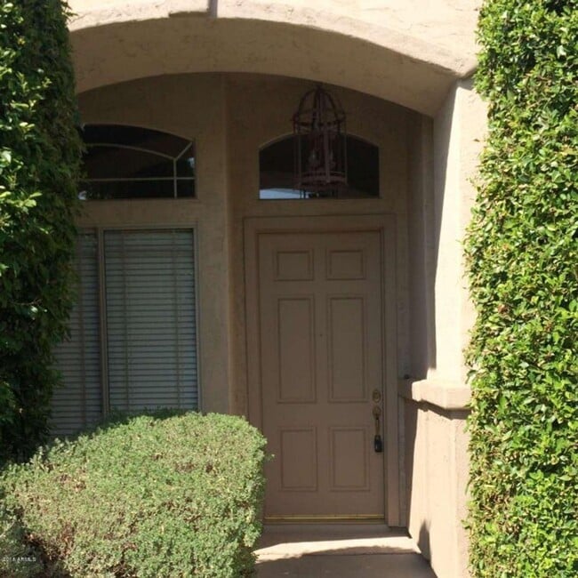 Building Photo - 682 W Raven Dr