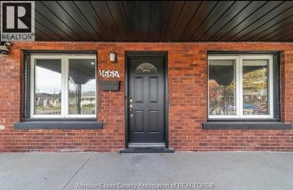 Building Photo - 1665 PARENT MAIN FLOOR