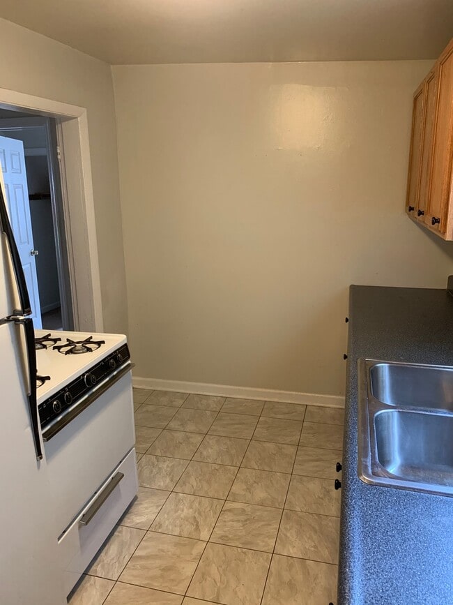 Foto del edificio - 329-2 Oldham Ave – Available August 2026