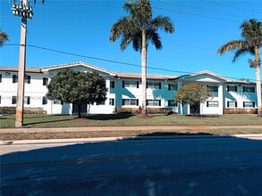 Building Photo - 4280 Woodside Dr