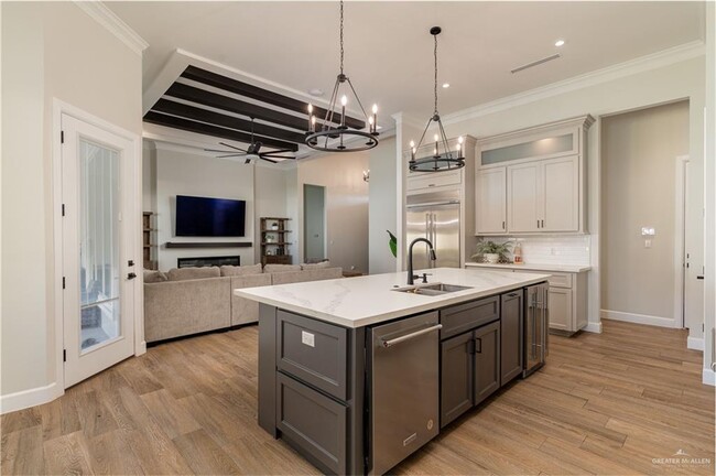 Foto del edificio - 5004 Gumwood Ave