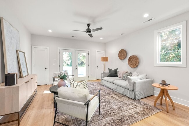 Foto del edificio - Move-In Ready Designer Townhome — Furnishe...