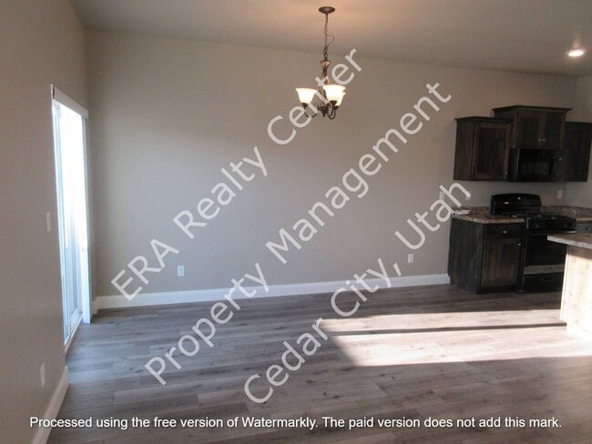 Building Photo - **Move-In Bonus!!!  3 bed - 2.5 bath - Newer town home living in the heart of Cedar City!