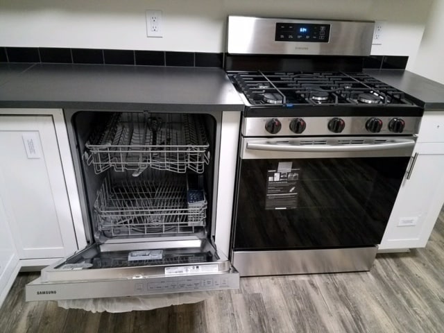 Building Photo - 3 Bedroom 2 Full Bath TownHouse with 2 car tandem  Parking for Rent