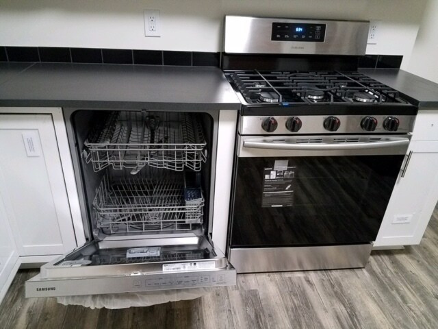 Foto del edificio - 3 Bedroom 2 Full Bath TownHouse with 2 car tandem  Parking for Rent