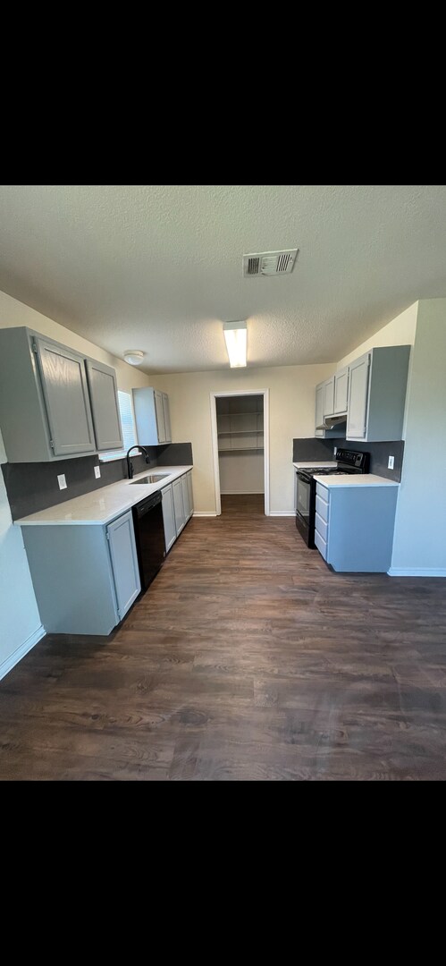 Foto del edificio - Full Brick 3 bedroom 2 bath 2 car garage H...