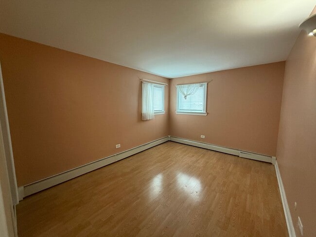 Building Photo - Bright 1bedroom/1bath Apartment Close to T...