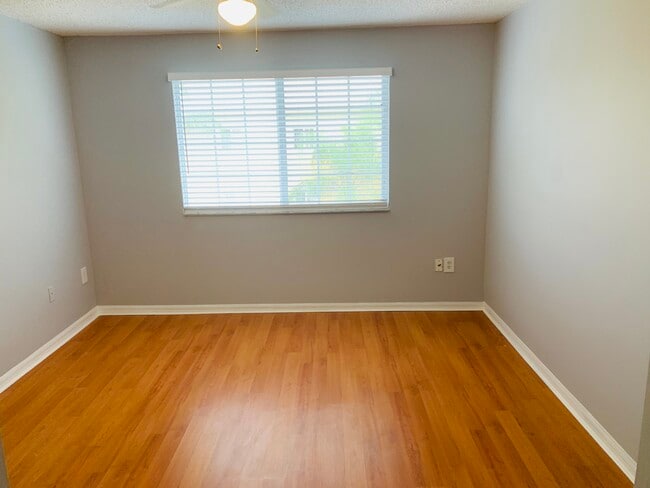 2nd bedroom - 900 Crestwood Ct S