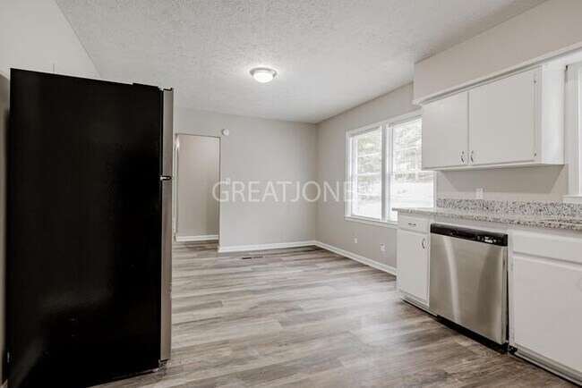 Building Photo - NOW OFFERING 1/2 MONTH FREE IF LEASE SIGNE...