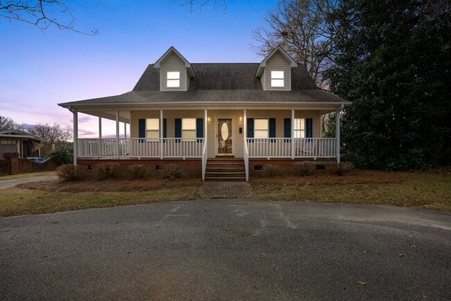 Foto del edificio - Beautiful 3 BR, 3BA Home-District 1 Schools, Walking Distance to Downtown Inman