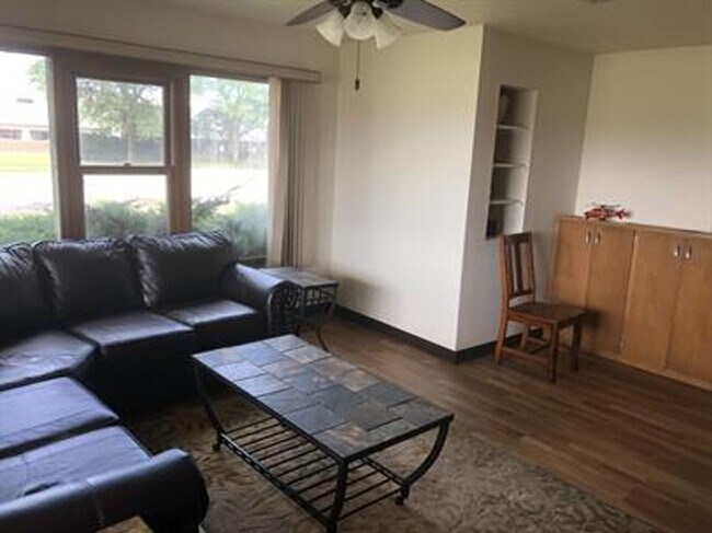 Foto del edificio - 7 Bed 2.5 Bath House for Rent