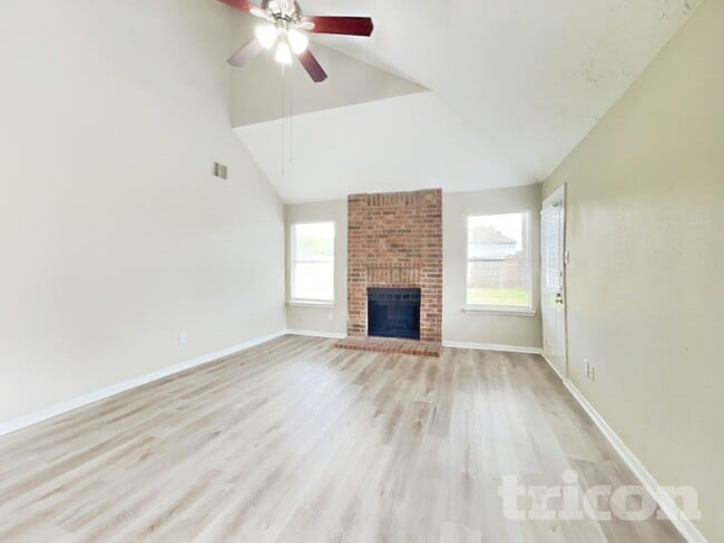 Building Photo - 2013 Greenwood Dr