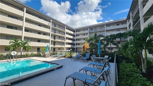 Foto del edificio - 2121 Collier Ave