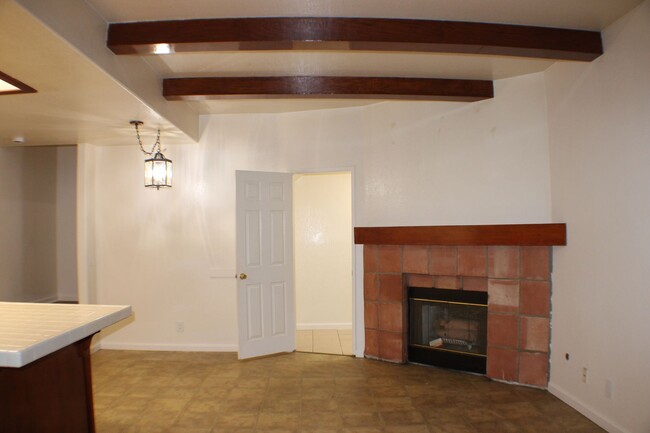 Foto del edificio - Charming Two-Story Condo in Palmdale, CA –...