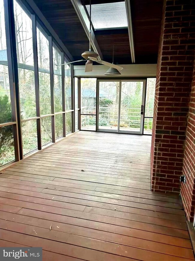 Building Photo - 6223 Beachway Dr