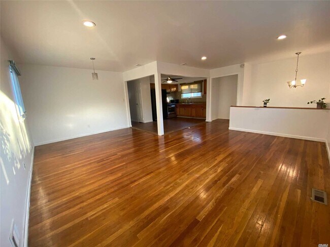 Building Photo - 38 Sutton St