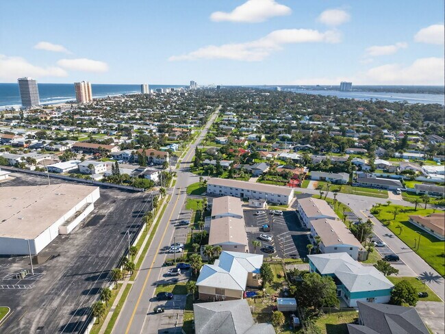 Foto del edificio - 2411-2417 N Oleander Ave
