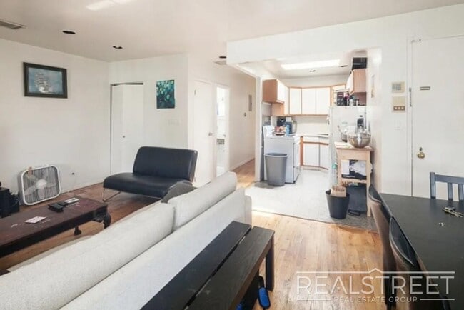 Building Photo - 2 BR 1.5 Bath with Roof Deck in Cobble Hill!