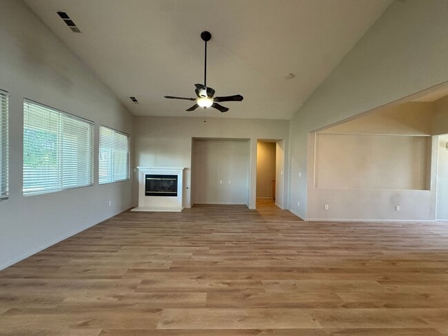 Building Photo - Stunning four bedroom in 93312!
