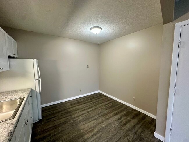 Building Photo - 1450 Meadowview Dr