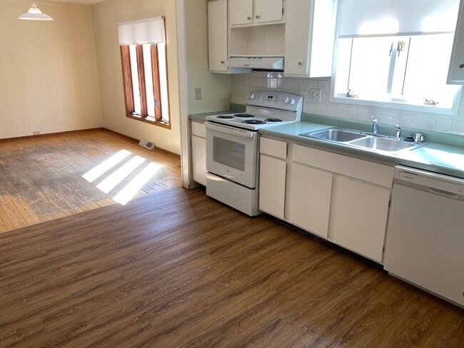 Building Photo - 3-Bedroom 1 1/2 Bath Single-Family Home Near John Marshall Elementary School