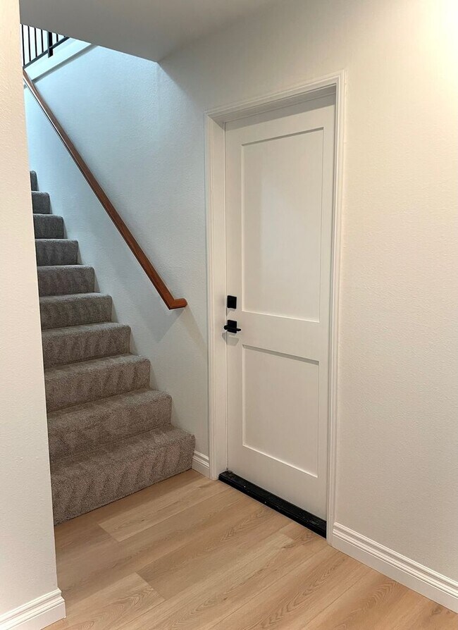 Foto del edificio - Nicely upgraded Townhome is East Simi