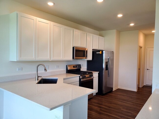 Building Photo - 2br 2.5 bath Townhome only 2 years old.