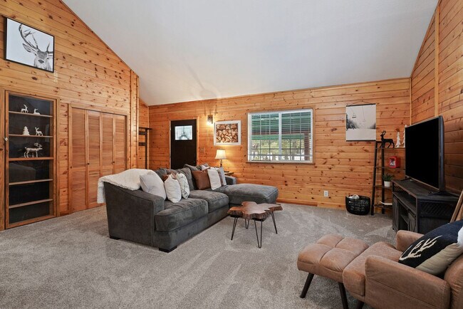 Building Photo - 16051 Amber Ln