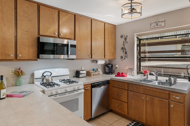 Building Photo - 26412 Lake Forest Dr