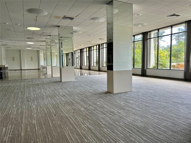 Foto del edificio - 100 Bayview Dr