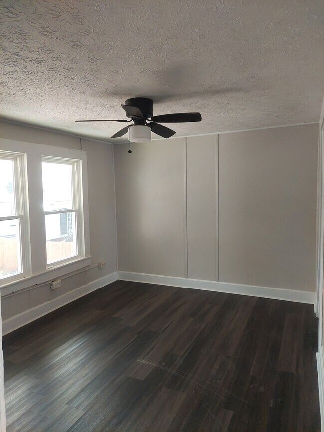 Foto del edificio - Cute duplex Jordan/ Johnson area Move in R...