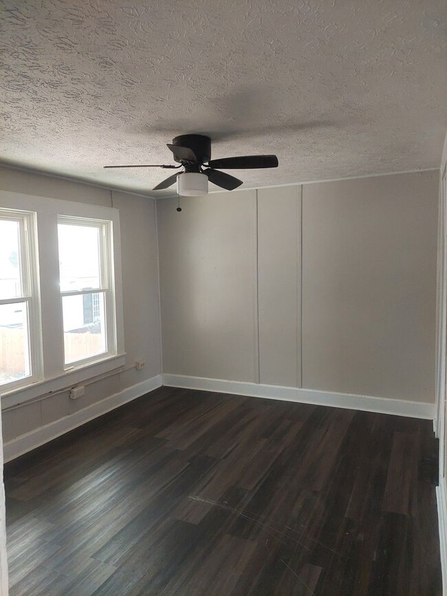 Building Photo - Cute duplex Jordan/ Johnson area Move in Ready