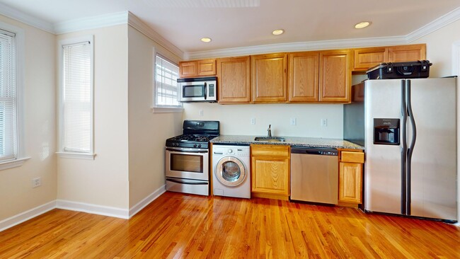 Building Photo - Studio with Full Kitchen, Granite, Dishwas...