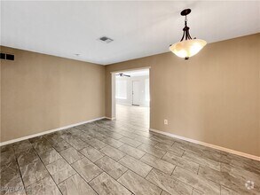 Building Photo - 2210 Parkview Dr
