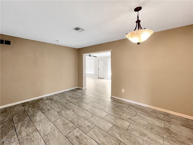 Building Photo - 2210 Parkview Dr