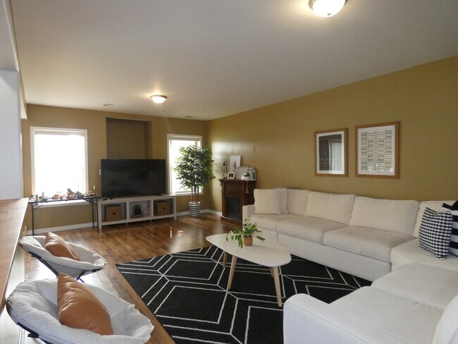 Building Photo - 653 N Edgemere Dr