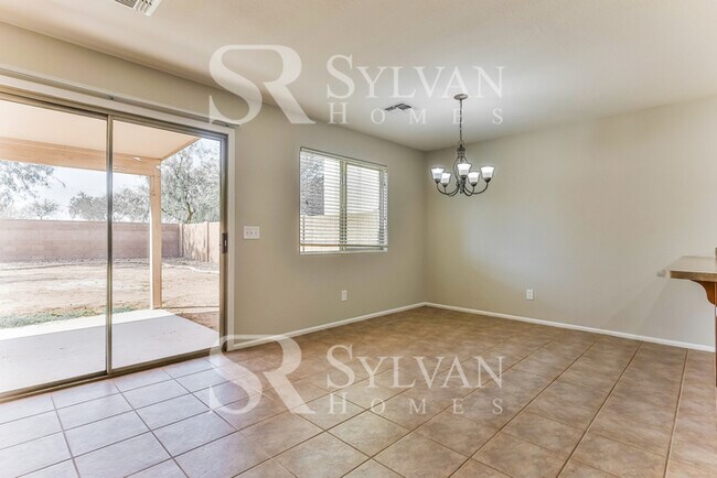 Building Photo - Spacious 4BR 3BA Home