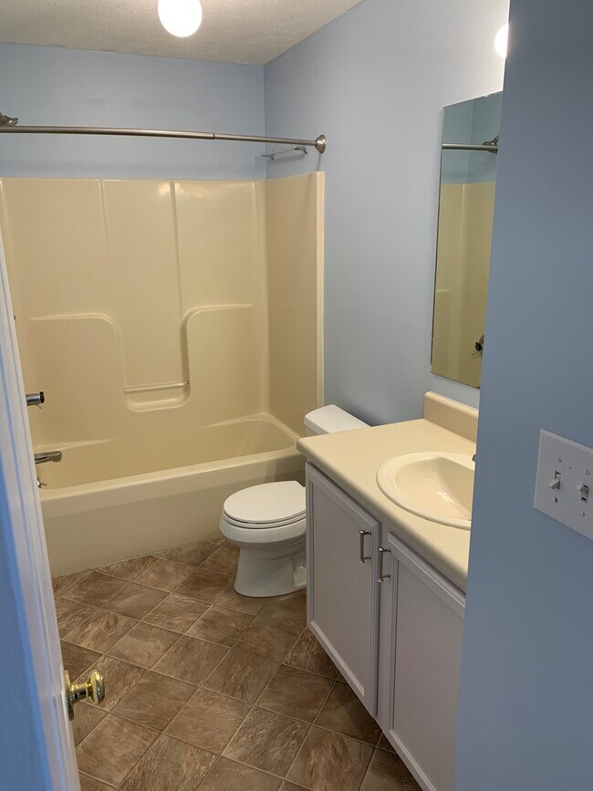 Building Photo - 716 Ivy Lake Dr