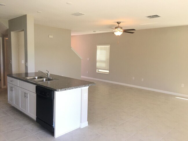 Building Photo - Beautiful 4 bed 2.5 bath Lennar home