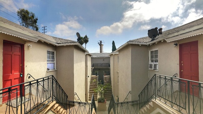Foto del edificio - 8736 Holloway Dr