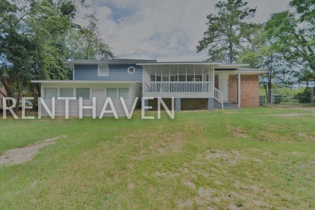 Building Photo - Gorgeous Tri-Level Home with Huge Back Yard!